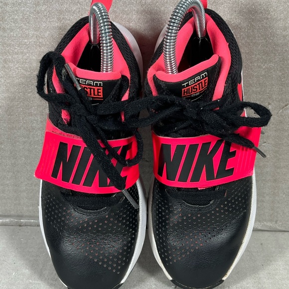 Nike Team Hustle D8 Black/Hot Pink Girl's Size 3.5Y/EU35.5/CM 22.5 881941-002 - Picture 3 of 9